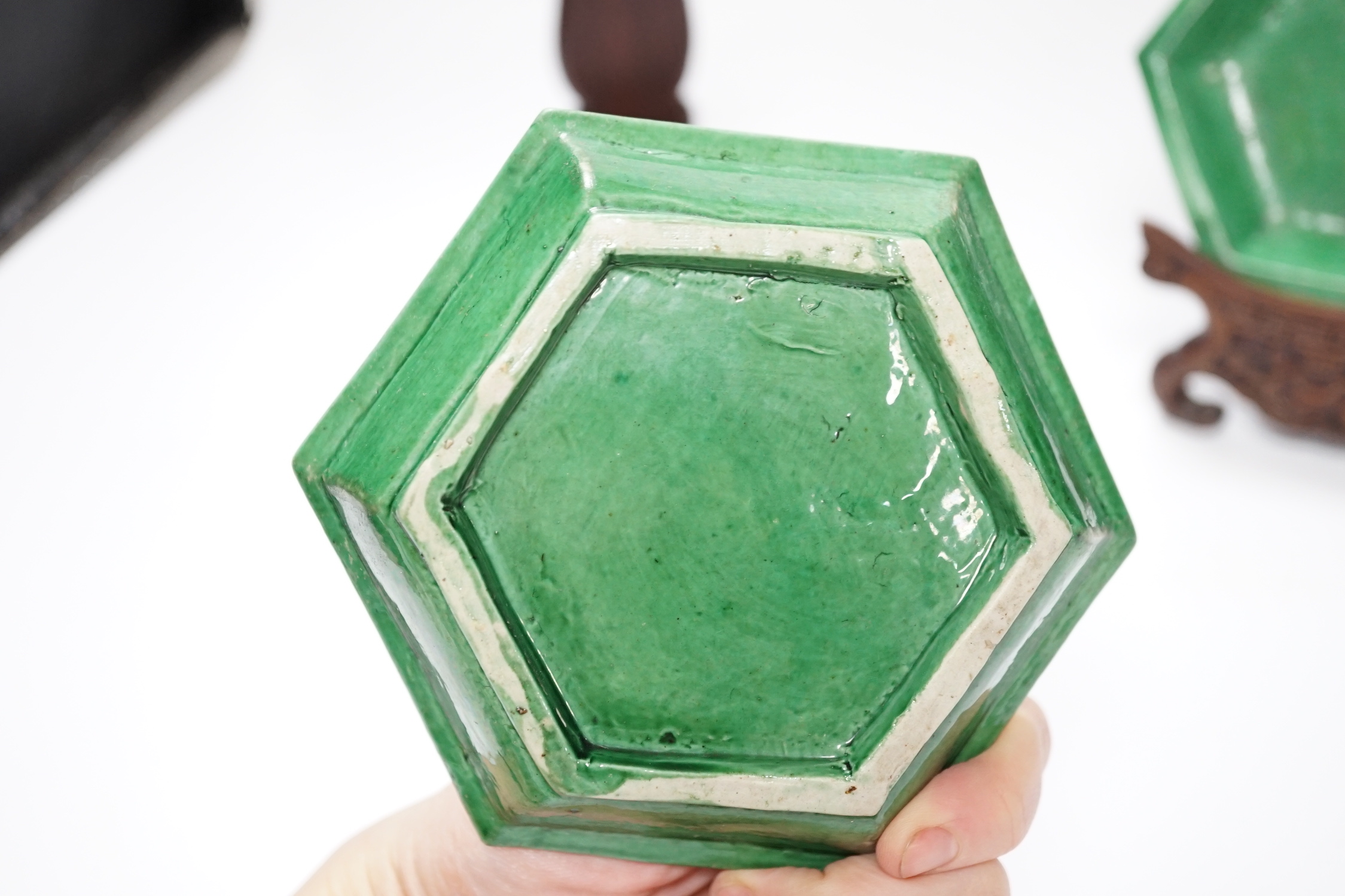 A Chinese green crackle glaze Meiping, late 19th/early 20th century and a pair of Kangxi green glazed hexagonal dishes with hardwood stands, stands 17cm high